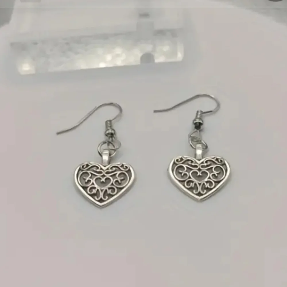 Retro Hollow Out Heart Shaped Earrings - Picture 6 of 7
